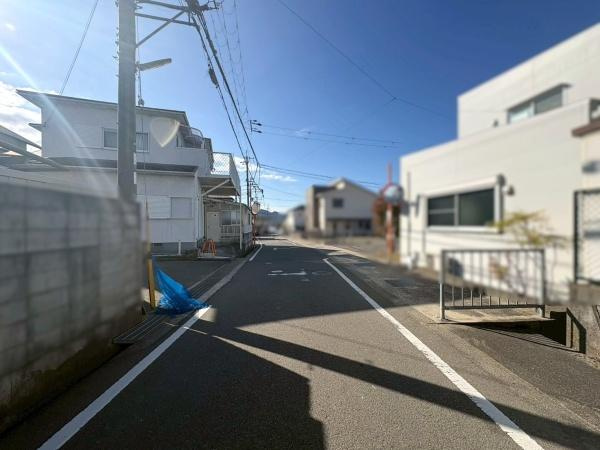 岩出市曽屋　中古戸建の前面道路含む現地写真