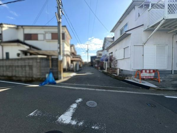 岩出市曽屋　中古戸建の前面道路含む現地写真