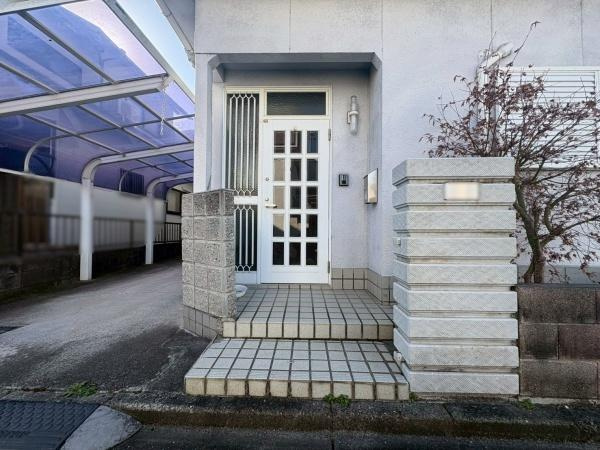 岩出市曽屋　中古戸建の玄関