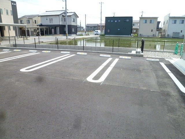 Ｒｅｖｉｖｅ８９　Ｗｅｓｔの駐車場|駐車場があるので、車を買う予定の方も安心です