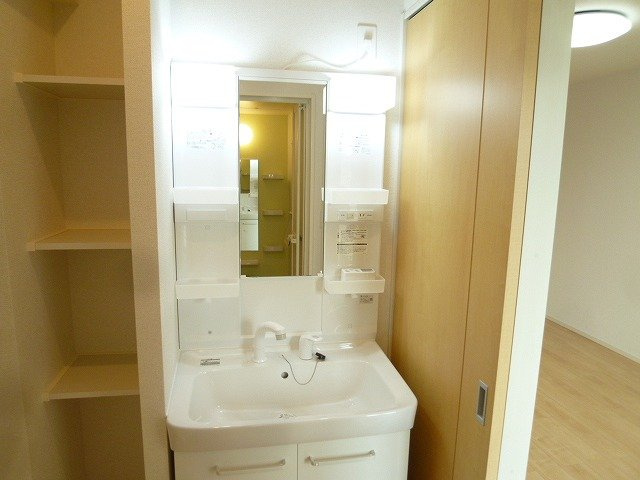 Ｒｅｖｉｖｅ８９　Ｗｅｓｔの洗面所|広い洗面スペース