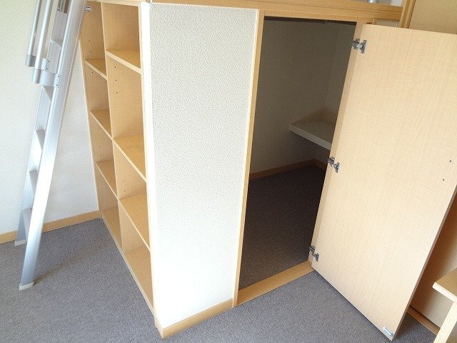 レオパレスサンカレッジの内装|ベッド下は収納になってます