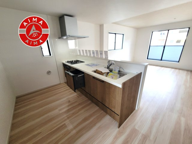 福岡市西区愛宕1丁目第3-2棟（2号棟）　のキッチン|ダイニングテーブルへの配膳がラクラク、お料理はかどるカウンター付きシステムキッチン！