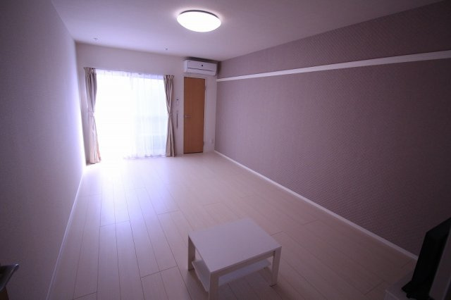 クレイノ松山インターⅤの居間・リビング|写真は室内イメージになります。