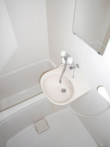 レオパレスサンライズⅠの浴室|日々の疲れを癒すお風呂付です