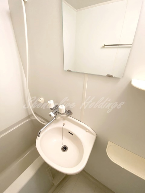 藤沢市遠藤の賃貸マンションの洗面所|明るい洗面所です