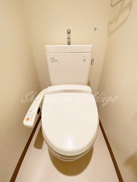 藤沢市遠藤の賃貸マンションのトイレ|清潔感のあるトイレです