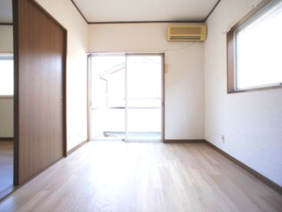 【居間・リビング】 | ミウラハウス | 快適に過ごせるエアコンが付いています♪