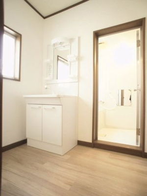 【洗面所】 | ミウラハウス | 洗髪洗面化粧台と洗濯機置き場があります♪