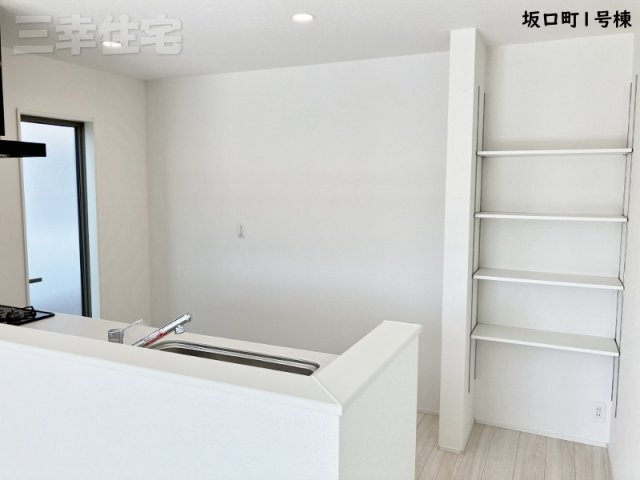碧南市坂口町の収納|キッチンに可動棚があるから食材ストックに困りません