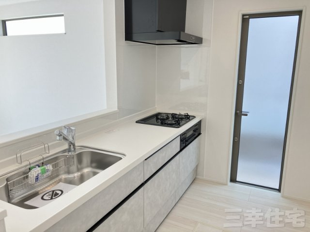 碧南市坂口町1号棟のキッチン|キッチンに勝手口があります