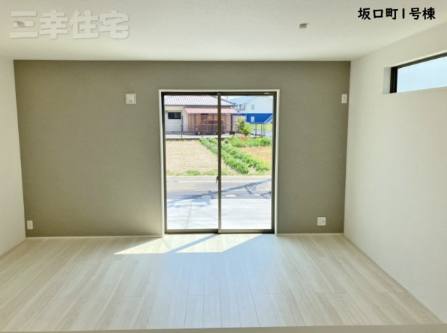 碧南市坂口町の居間・リビング|リビング16帖+洋風和室5帖は21帖の開放感ある大空間に!開放感があり陽当り良好です♪