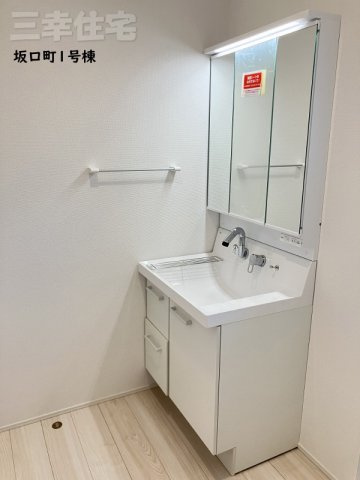 碧南市坂口町の洗面所|3面鏡の洗髪洗面化粧台には、十分な可動式収納棚も付いた見た目も美しく機能性に優れた使いやすい仕様です