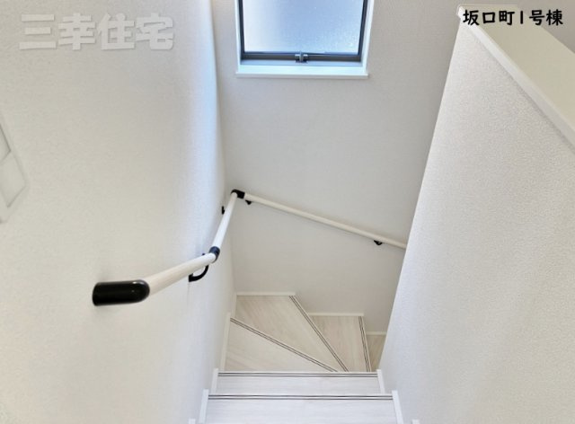 碧南市坂口町1号棟の設備|手すりのある階段　手すりがあるから安心ね　