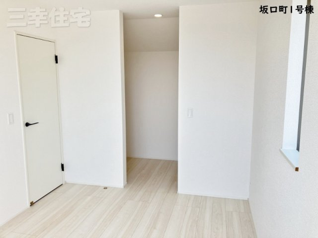 碧南市坂口町1号棟の収納|2.25帖のウォークインクローゼット。もはや個室になりえる広さ