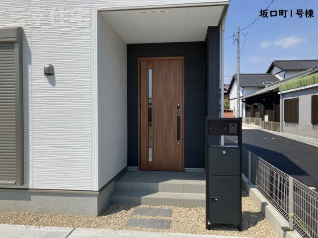 碧南市坂口町の玄関|玄関の鍵はスマートキー、宅配ボックスもあってとっても便利♪
