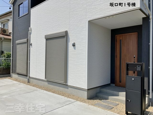 碧南市坂口町の設備|１階リビングにはシャッターも付いていて防犯対策も安心ですね