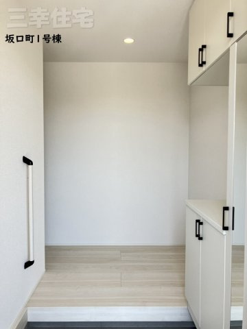 碧南市坂口町の玄関|明るく清潔感あるホワイトベースの玄関。爽やかな風が吹き抜けます！