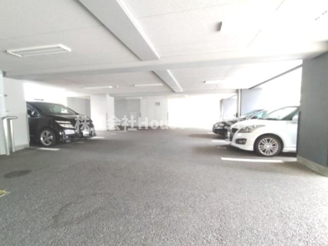 アルファレガロ神戸ウエストの駐車場