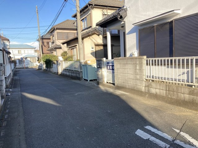 鴻巣市稲荷町　中古一戸建て（リフォーム）の前面道路含む現地写真