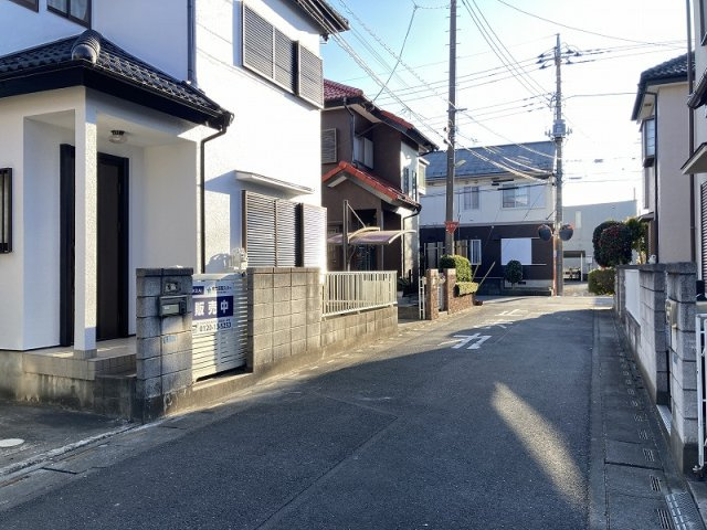 鴻巣市稲荷町　中古一戸建て（リフォーム）の前面道路含む現地写真
