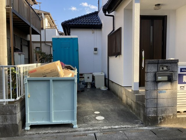 鴻巣市稲荷町　中古一戸建て（リフォーム）の駐車場|リフォーム工事中のため、資材等が置いてあります。