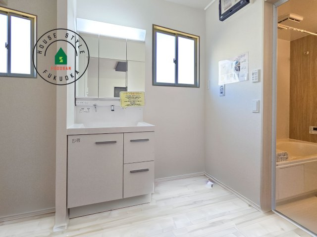 糟屋郡志免町桜丘3丁目第6-2棟（2号棟）の内観：施工例|毎日使うものだから清潔な空間を保ちたい水回り。洗面にはそんな願いを解消させてくれる収納アイデアが満載です。三面鏡の裏側にはキャビネットが現れ小物から背の高い物まで収納できます。