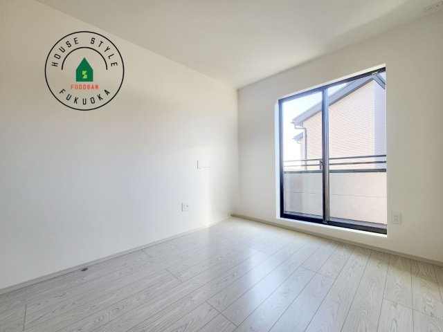 糟屋郡志免町桜丘3丁目第6-2棟（2号棟）の内観：施工例|落ち着いた色調の洋室です。