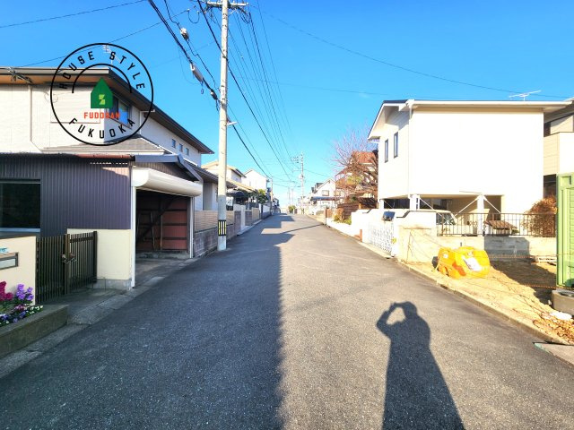 糟屋郡志免町桜丘3丁目第6-2棟（2号棟）の前面道路含む現地写真|前面道路は閑静な住宅地をはしる車通りの少ない道路。お車の出し入れが苦手なママや小さなお子様にも安心ですね。しっかり舗装もされているので、ベビーカーや自転車で通っても快適に通行できます。