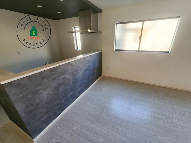 糟屋郡志免町桜丘3丁目第6-2棟（2号棟）の内観：施工例|ダイニングテーブルへの配膳がラクラク、お料理はかどるカウンター付きシステムキッチン！