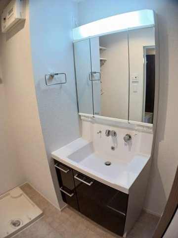 シャインエクセレントの洗面所|ゆったりとスペースのある洗面所