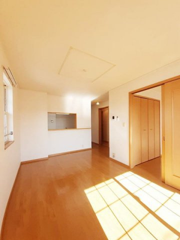 熊本市東区下南部１丁目のアパートの居間・リビング|こちらのリビングで趣味の時間をお楽しみください
