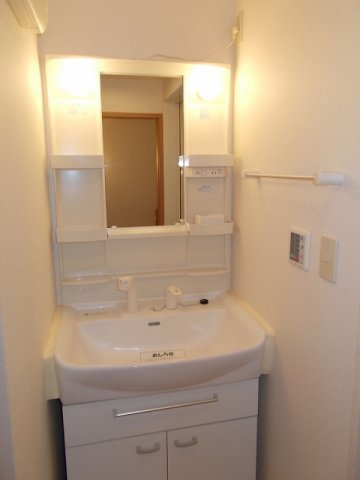 ボヌ－ルＭの洗面所|明るい洗面所です