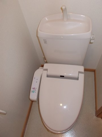 合志市幾久富のアパートのトイレ|落ち着いた色調のトイレです
