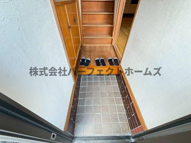田口3丁目戸建　賃貸の玄関|明るい玄関です