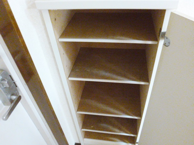 コーポオカダⅠの収納|玄関横のシューズボックスございます♪