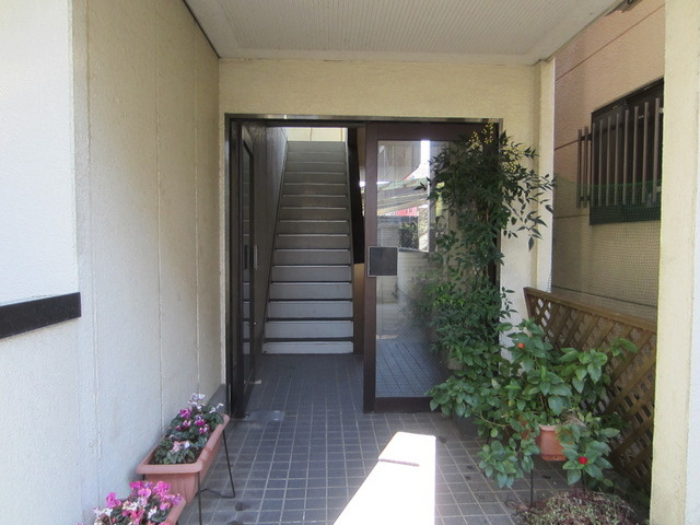 コーポオカダⅠのエントランス|緑のあるエントランスです♪