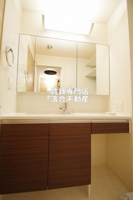 【独立洗面台】 | レフィナード | 広々とした独立洗面台