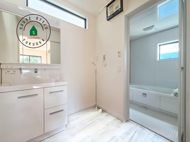 福岡市南区井尻4丁目第1-2棟（2号棟）の内観：施工例|ゆとりの洗面スペースで朝の身支度もスムーズに。暮らしを快適に変えるシャワー付洗面台です！