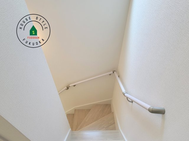 福岡市南区井尻4丁目第1-2棟（2号棟）の内観：施工例|階段からも明るい光が入ります。採光や通風も階段の重要な役割です。