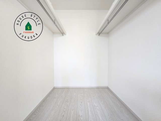 福岡市南区井尻4丁目第1-2棟（2号棟）の内観：施工例|洋服や大きな荷物が多い方や人数の多いご家族などは、一般的なクローゼットよりもウォークインクローゼットのほうが使い勝手が良いです。