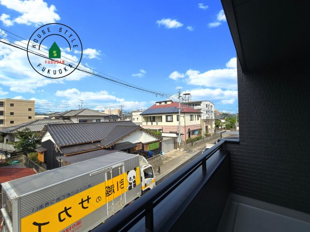 福岡市南区井尻4丁目第1-2棟（2号棟）の外観：施工例|風をしっかりと感じられるバルコニーでは、毎日が洗濯日和です。広々としているので洗濯も楽しくなるでしょうし、気分転換にバルコニーからの眺めを楽しむのもいいでしょう。