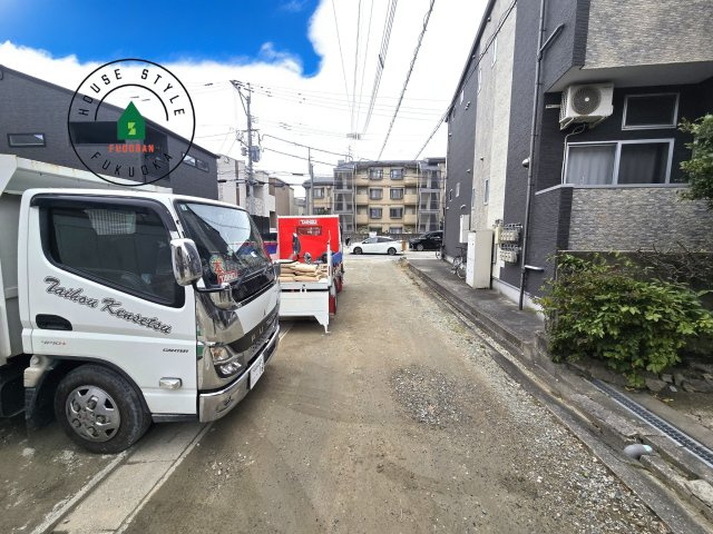 福岡市南区井尻4丁目第1-2棟（2号棟）の前面道路含む現地写真|前面道路は閑静な住宅地をはしる車通りの少ない道路。お車の出し入れが苦手なママや小さなお子様にも安心ですね。しっかり舗装もされているので、ベビーカーや自転車で通っても快適に通行できます。