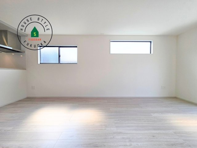 福岡市南区井尻4丁目第1-2棟（2号棟）の内観：施工例|ご家族を近くに感じられる対面キッチンのLDK。会話もはずみそうですね。