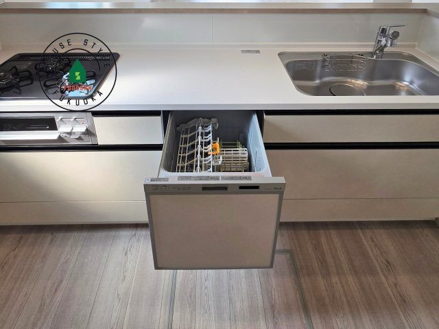 福岡市南区井尻4丁目第1-2棟（2号棟）の内観：施工例|ダイニングテーブルへの配膳がラクラク、お料理はかどるカウンター付きシステムキッチン！