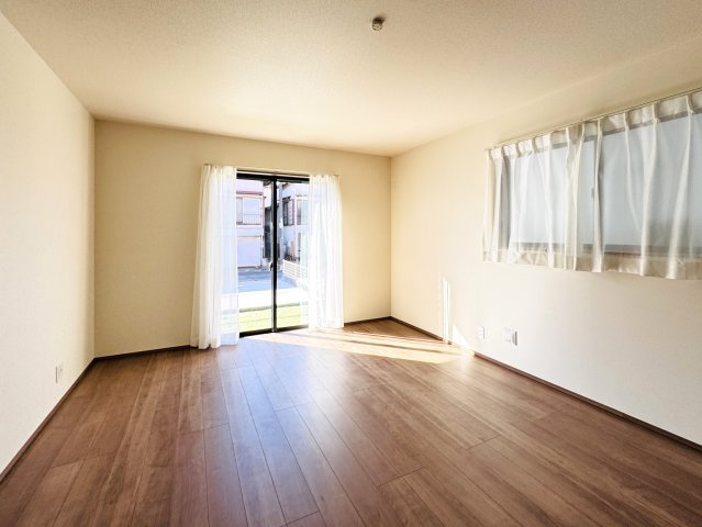 柏市南増尾３丁目新築戸建【土南部小学校：8分】の居間・リビング|20帖リビングダイニングキッチン