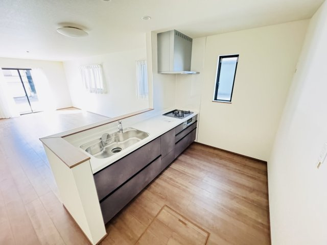柏市南増尾３丁目新築戸建【土南部小学校：8分】のキッチン|お手入れしやすいレンジフード・シンクの水栓には浄水器がついてます！