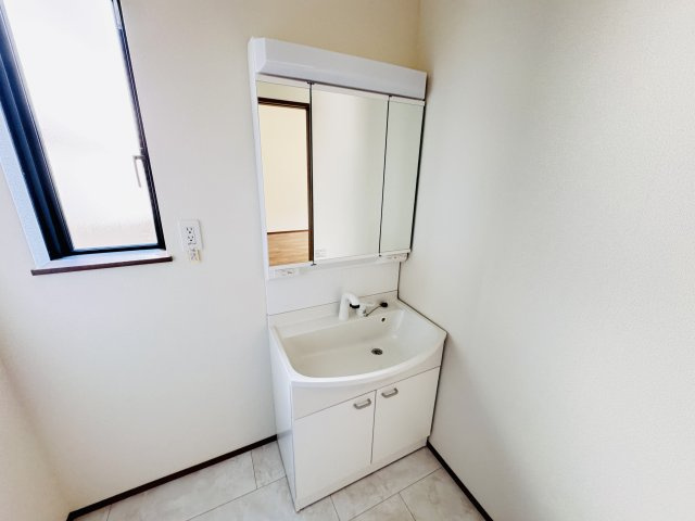 柏市南増尾３丁目新築戸建【土南部小学校：8分】の独立洗面台|シャワーヘッド付き三面鏡洗面化粧台