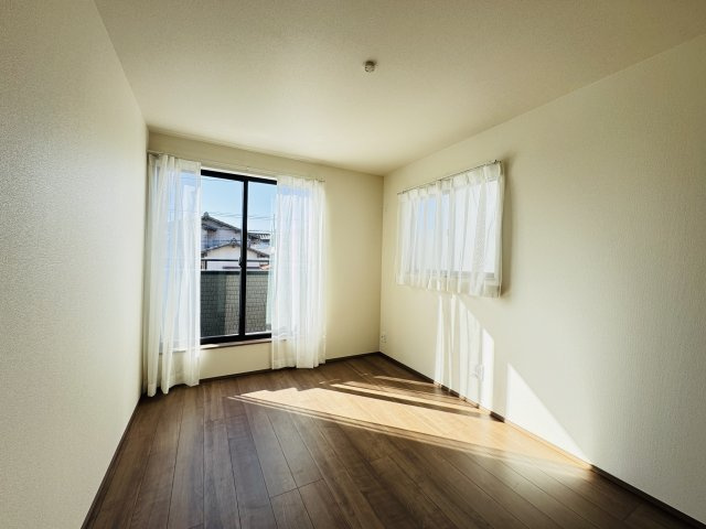 柏市南増尾３丁目新築戸建【土南部小学校：8分】の寝室|6帖寝室・南側バルコニー前の明るいお部屋です♪