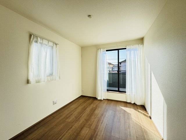 柏市南増尾３丁目新築戸建【土南部小学校：8分】の子供部屋|6帖洋室・南側バルコニー前の明るいお部屋です♪